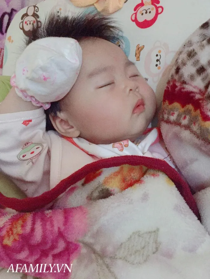 Bé 7 tháng tuổi gây ấn tượng vì mái tóc tốt um, dựng đứng như bờm sư tử