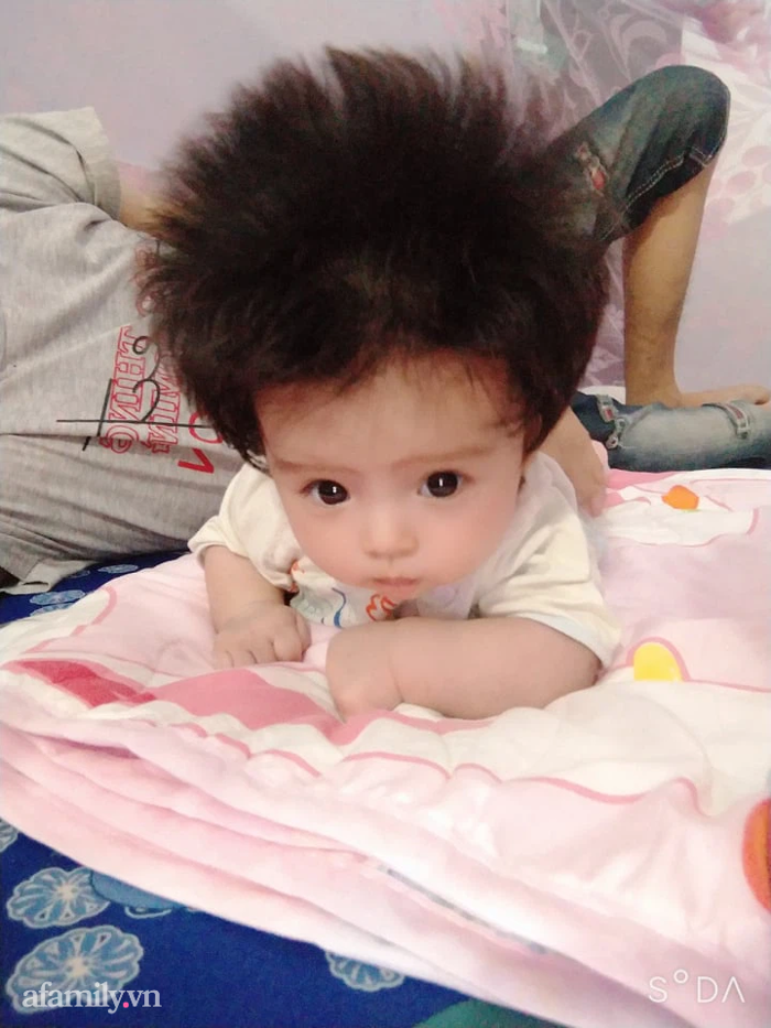 Bé gái mới sinh có mái tóc dựng ngược như bờm sư tử, dù rất thích nhưng mẹ  trẻ quyết làm điều này