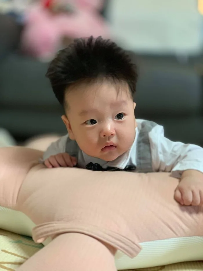 Cậu bé khiến cư dân mạng phát cuồng bởi mái tóc dựng đứng như vuốt keo, ai  ngờ là tóc thật 100%