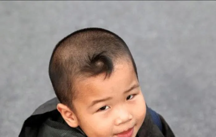 Có câu: Trẻ em càng có “xoáy tóc” rõ trên đầu sẽ càng thông minh hơn, điều  này đúng hay sai? khoa học hơn đang đến