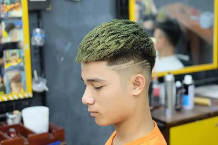 Nhuộm tóc nam màu xanh rêu có đẹp không? Những kiểu tóc ấn tượng