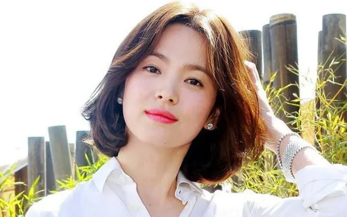 Thèm tóc ngắn mà sợ mặt dài không hợp, thử kiểu này xem đảm bảo chị em đều xinh, trẻ hơn gấp bội