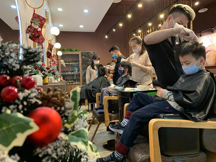Thuốc uốn tóc organic cho bé có an toàn không? - Omnia Hair Boutique -  Salon tóc organic tại Hà Nội