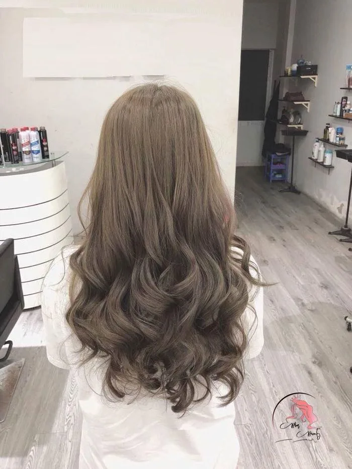 Tóc nữ dài ngang lưng uốn xoăn đuôi | Pixie xoăn, Kiểu tóc retro, Kiểu tóc