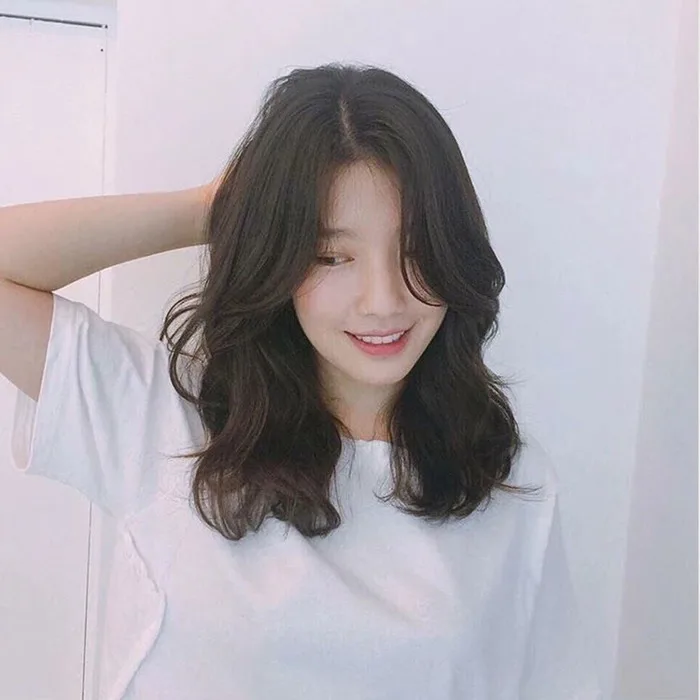 21 kiểu tóc uốn gợn sóng nhẹ nhàng, dễ thương và trendy | Yody