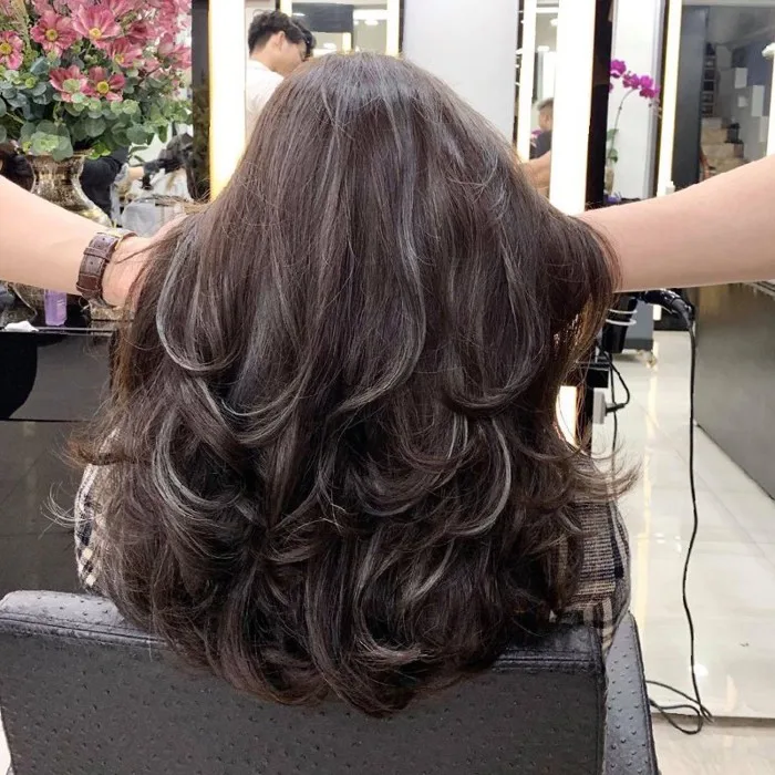 Tóc uốn xoăn bung layer - “Top 1” trong lòng các cô nàng fashionista - Omnia Hair Boutique - Salon tóc organic tại Hà Nội Tóc uốn xoăn bung layer - “Top 1” trong lòng các cô nàng fashionista - Omnia Hair Boutique - Salon tóc organic tại Hà Nội