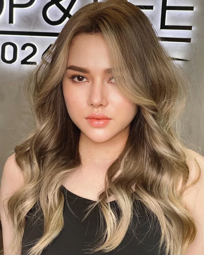 Hè này, các nàng công sở đắm say với tóc nhuộm ombre màu nâu quế sang chảnh