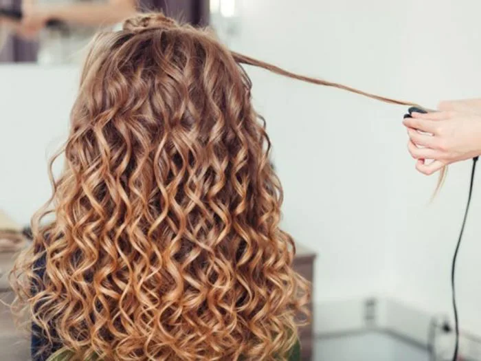 Uốn Nóng Và Uốn Lạnh: Muốn Xoăn Đẹp Nên Chọn Phương Pháp Nào?