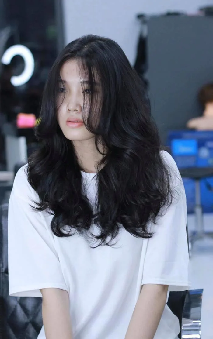 Tóc uốn sóng, tóc xoăn lãng mạn chính là “nữ hoàng tóc” mùa Thu Đông